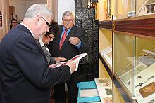 Wystawie towarzyszy starannie przygotowany katalog, który z wielkim zainteresowaniem oglądali goście przybyli na otwarcie.