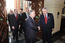 Prezydent Rzeczypospolitej Polskiej Lech Kaczyński przywitany został w progu magistratu przez Prezydenta Miasta Krakowa Jacka Ma