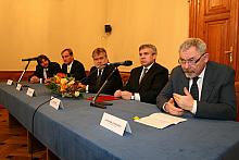 Porozumienie - w obecności Nadburmistrza Lipska i Prezydenta Miasta Krakowa - podpisali: Josef Heigl, Prezes Saksońskiej Izby Ob