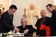 Podpisy złożyli między innymi: ks. biskup Tadeusz Pieronek...