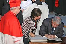 Po uroczystości Prezydent RP, któremu towarzyszyła Małżonka, wpisał się do księgi pamiątkowej.