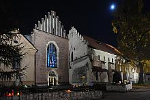 Kraków jest piękny przez cały rok. Także i w ciemną, listopadową noc Bazylika Franciszkanów zachwyca swoją urodą, która jednocze