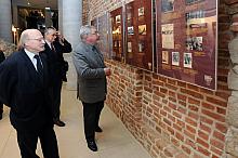 Po oficjalnym otwarciu Prezydent Miasta Krakowa profesor Jacek Majchrowski zwiedził ekspozycję, która prezentuje rzecz ulotną i 