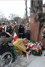 Składał kwiaty Jerzy Bożyk, znany krakowski muzyk
 i działacz niepodległościowy, który przybył pod pomnik Marszałka na wózku in
