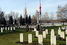Na brytyjskim cmentarzu leżą razem żołnierze różnych wyznań.