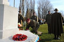 Kwiaty złożyła delegacja Wojska Polskiego z dowódcą 2. Korpusu Zmechanizowanego, z generałem dywizji Edwardem Gruszką na czele, 