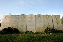 Wielu pogrzebanych na krakowskim cmentarzu brytyjskich lotników zginęło lecąc na pomoc Powstaniu Warszawskiemu. Lecieli do Warsz