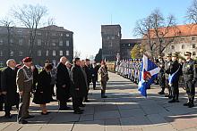 Tegoroczne uroczystości rozpoczęło oddanie honorów sztandarom, wśród których znajdowała się również chorągiew Miasta Krakowa