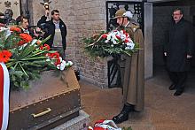 Następnie złożono wieńce
 i wiązanki kwiatów przy trumnie Marszałka Józefa Piłsudskiego.