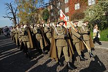 Maszerowały kolejno: orkiestra krakowskiego garnizonu, kompania
reprezentacyjna 2 Korpusu Zmechanizowanego z pocztem sztandarow