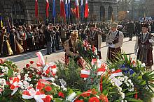 Kwiaty składali między innymi przedstawiciele krakowskiego Bractwa Kurkowego,...