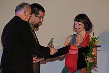 "Srebrnym Dinozaurem" nagrodzono "Zamek na morzu" w reżyserii Barbel Pfander. 