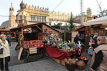 Krakowianie i licznie odwiedzający miasto turyści mogą tu kupić wszystko, co kojarzy się ze Świętami.