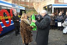 Solange Olszewska, Prezes Zarządu Solaris Bus&Coach S.A.  wręczyła Wiesławowi Starowiczowi symbol firmy, zielonego, wesołego