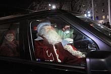 Niestety, Mikołaj musiał szybko wracać do samochodu. 
Trudno mu się dziwić, grudzień to czas jego nadzwyczajnej aktywności na c
