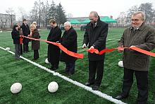 Zespół Szkół Budowlanych nr 1 w Krakowie otrzymał nowe boisko. 
Podczas uroczystego otwarcia obiektu taśmę przecięli (od prawej