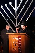 Pod chanukowym świecznikiem stali od lewej: Prezydent Krakowa Jacek Majchrowski, Przewodniczący Zarządu Gminy Wyznaniowej Żydows