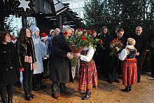 Zgodnie z tradycją, na estradzie pojawiły się krakowskie kwiaciarki, które złożyły świąteczne życzenia i wręczyły bukiety kwiató