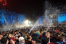 Gdy wybiła północ i rozpoczął się rok 2008, na całym Rynku Głównym wystrzeliły w górę korki z tysięcy butelek szampana.