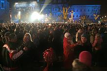 ...zgromadzeni na Rynku i sąsiednich ulicach. 
Liczbę uczestników krakowskiego Sylwestra szacowano nawet na 190 tysięcy.