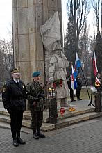 Przy pomniku żołnierzy poległych w styczniu 1945 r. Wojsko Polskie i Straż Miejska wystawiły posterunek honorowy. Uroczystości t