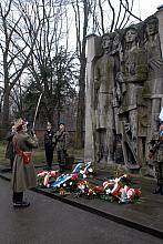 Następnie uczestnicy uroczystości przeszli na cmentarz Rakowicki gdzie złożono kwiaty pod pomnikiem upamiętniającym żołnierzy Ar