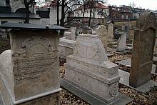 Pogrzebanych na cmentarzu zmarłych przypominają umieszczone na macewach hebrajskie napisy i symbole. 