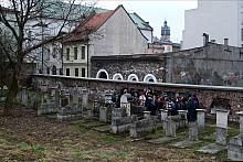 Cmentarz często odwiedzają wycieczki żydowskiej młodzieży...