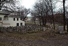 Cmentarz obok synagogi fukcjonował do początku wieku XIX, kiedy to władze austriackie zakazały wszelkich pochówków w obrębie mia