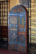 Tak wyglądają znajdujące się w synagodze Remuh drzwi do bimy czyli miejsca, gdzie wykłada i czyta się Torę.