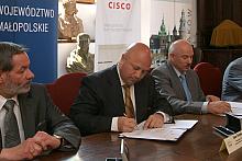 Ze strony Cisco podpis na dokumencie złożył Kaan Terzioglu, wiceprezes tej firmy na Europę Środkową i Wschodnią.