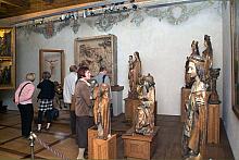 ... nawet wtedy, gdy rzeźby i obrazy zostały wyrwane ze swojego naturalnego otoczenia i przeniesione do sterylnych wnętrz muzeal