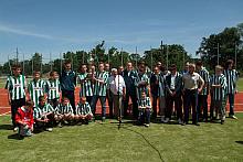 Młodzi piłkarze z prezesem Janem Mikułą ustawili się do grupowego zdjęcia, pamiątki po otwarciu boiska.