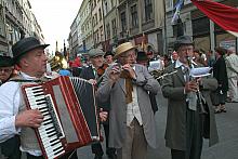 Towarzyszyli Lajkonikowi muzycy, których  zgodnie z tradycją nazywa się w Krakowie "mlaskotami".