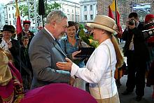 Prezydent złożył gratulacje Annie Szałapak, która z ramienia Muzeum Historycznego Miasta Krakowa opiekowała się lajkonikowym poc