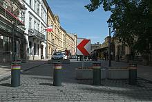 Ulica Stolarska zyskała nawierzchnię jezdni z kostki granitowej. Chodniki ułożono z płyt porfirowych. 
U obu wylotów Stolarskie