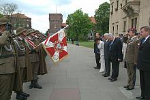 Przed mszą świętą przedstawiciele krakowskich władz oddali hołd sztandarom.