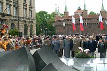 Jako pierwsi złożyli kwiaty kombatanci, najstarsi żołnierze polscy, którzy z bronią w ręku walczyli za Ojczyznę w kraju  i na wi