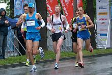 ...a wśród mężczyzn, najlepszym okazał się  biegacz z Białorusi Andrey Gordeyev (drugi od prawej), który pokonał dystans w czasi