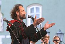 Andrzej Róg, aktor Teatru STU wcielił się w postać natchnionego kaznodziei, księdza Piotra Skargi, który już na poczatku wieku  