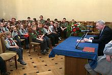 W dzień Święta Narodowego Prezydent Jacek Majchrowski spotkał się z grupą harcerzy.