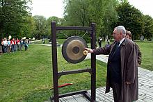 Uderzeniem w gong Prezydent Krakowa Jacek Majchrowski otworzył "Ogród doświadczeń".
Urządzenie to pozwoli zwiedzający