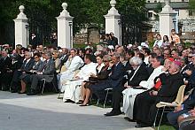 Lista powitań była długa. 
W odsłonięciu ołtarza uczestniczyli bowiem liczni przedstawiciele władz duchownych i świeckich.