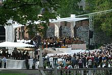 Pierwsza msza przy Ołtarzu Trzech Tysiącleci została odprawiona 11 maja 2008, po procesji św. Stanisława z Wawelu na Skałkę.

