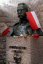 Krypta ta jest nie tylko miejscem pochówku Pierwszego Marszałka Polski, lecz także sanktuarium idei Niepodległości.