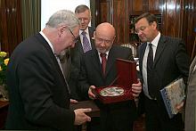 ... który wręczył Prezydentowi Miasta Krakowa symboliczny prezent...