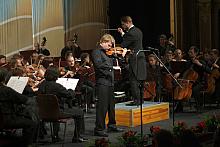 Partię solową na skrzypcach wykonał Nikołaj Saczenko, solista Moskiewskiej Państwowej Filharmonii Akademickiej.
