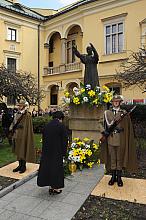 ...w imieniu Miasta Krakowa kwiaty złożyła Elżbieta Lęcznarowicz, Zastępca Prezydenta Miasta Krakowa.
