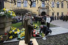 Pod pomnikiem Jana Pawła II przybywało wieńców i wiązanek. Jeden z nich w imieniu Zarządu Regionu NSZZ "Solidarność" z