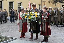 Kwiaty składały liczne delegacje. Byli wśród nich krakowscy Bracia Kurkowi.
